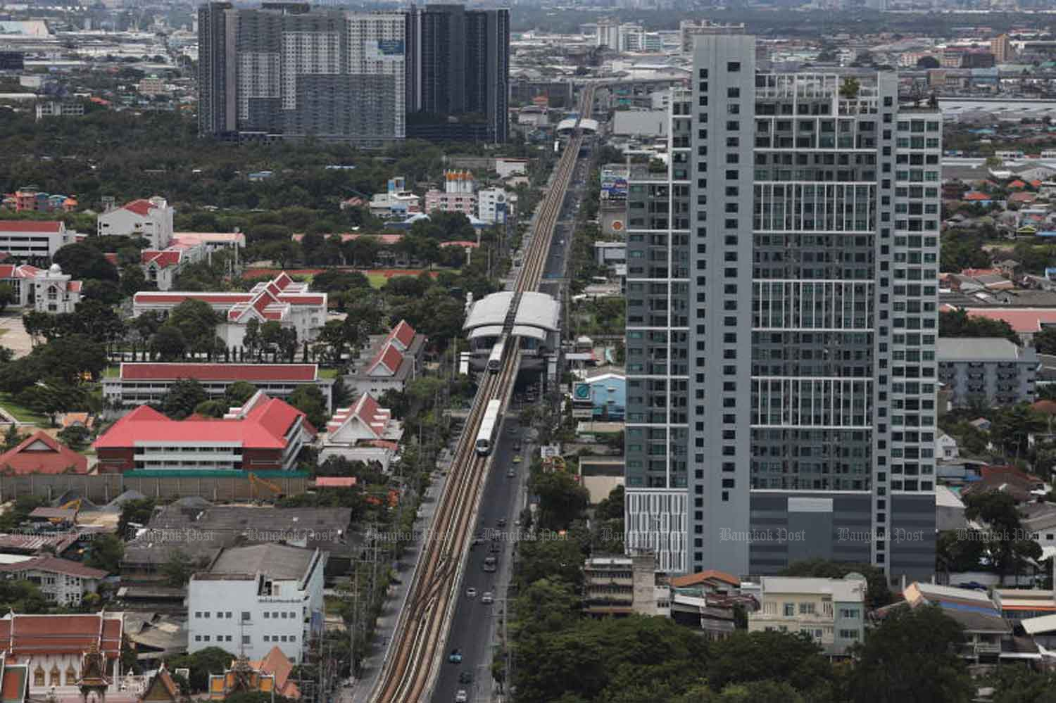 A bird’s eye view shows a train making its way on the BTS Green Line from Bearing to Samut Prakan which forms an extension of the Sukhumvit Line. (Photo: Wichan Charoenkiatpakul)