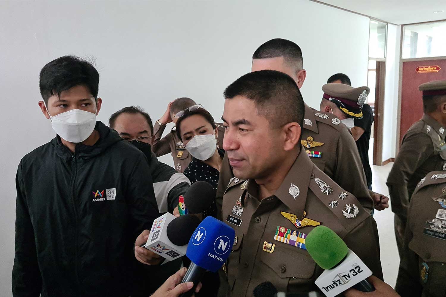 Deputy national police chief Pol Lt Gen Surachet Hakparn speaks to reporters about the investigation into a bribe from a drug suspect by a drug enforcement team in Ratthaphum district, Songkhla. (Photo: Assawin Pakkawan)