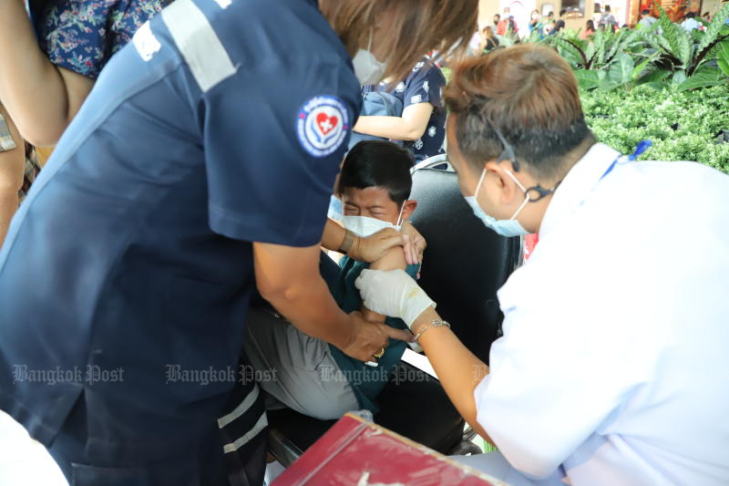 A child is vaccinated against Covid-19 at Central Westgate in Nonthaburi province on Aug 4, 2022. (Photo: Pattarapong Chatpattarasill)