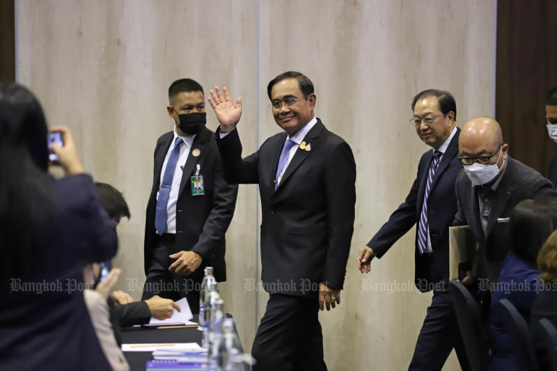 Prime Minister Prayut Chan-o-cha waves to participants as he leaves the Bangkok Post Forum 2022: Accelerating Thailand on Thursday. (Photo: Varuth Hirunyatheb)