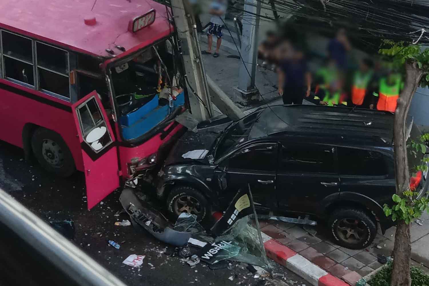 The black Mitsubishi collided with a passenger bus on Sukhumvit Road in Phra Khanong district during early peak-hour on Wednesday morning. (Photo: FM91 Trafficpro)