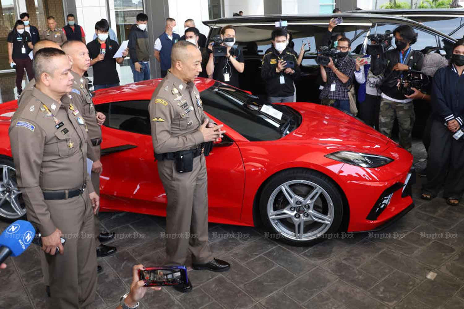 Deputy national police chief Torsak Sukvimol, centre, on Thursday shows luxury cars seized from Chinese and Thai suspsects who were arrested over their links to a string of illegal businesses and call centre scams.(Photo: Pattarapong Chatpattarasill)