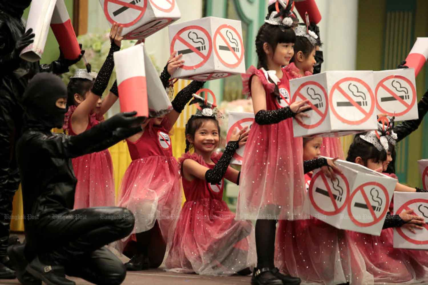 Students from Wat Pak Bo School in Suan Luang district in June perform a show to highlight a no-smoking campaign, in which 10 schools in Bangkok were honoured for keeping smoking and alcohol out of their premises. (Photo: Chanat Katanyu)