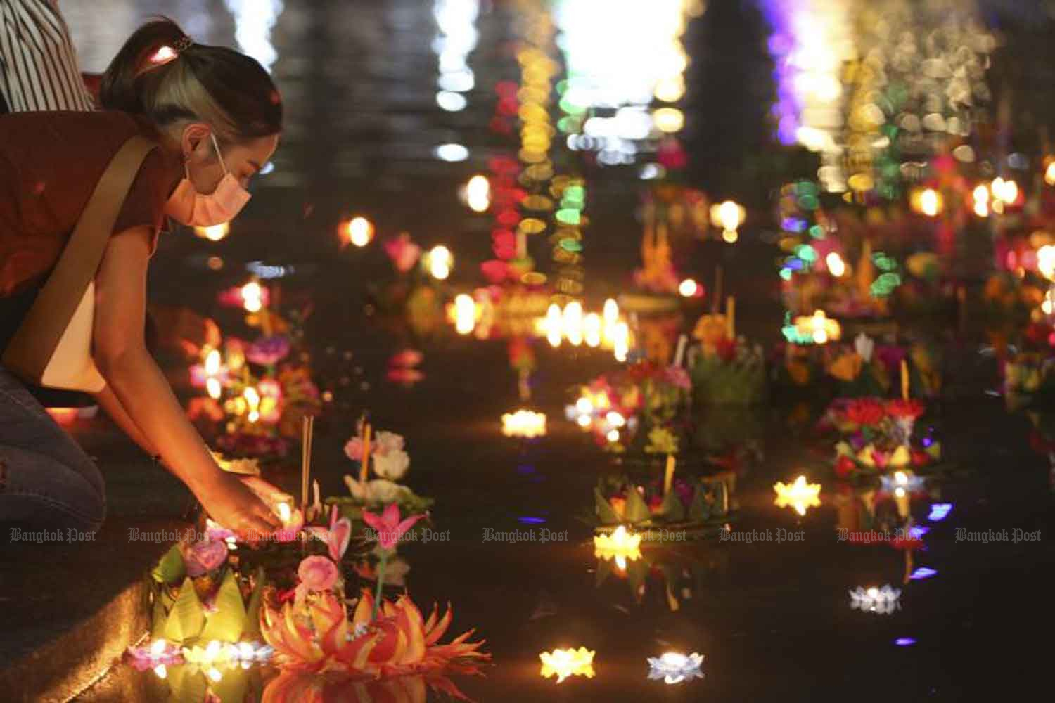 People release lotus-shaped floats during the Loy Krathong festival at Kasetsart University in Bangkok in November last year. (Photo: Pattarapong Chatpattarasill)