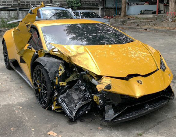 Five people were injured in a crash involving a Lamborghini, a Toyota Vigo and a Toyota Altis on the Don Muang Tollway in Bangkok on Saturday. (Photos: Jor Sor 100 traffic radio)