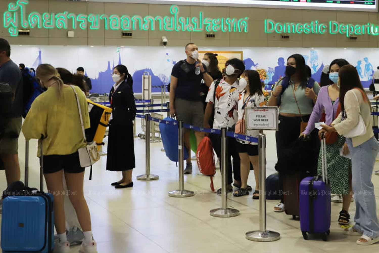 Travellers queue to check-in with carriers at Don Mueang International Airport during the Songkran holiday in April. (Photo: Apichit Jinakul)