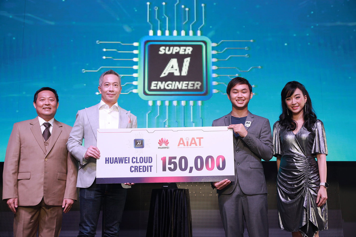 Photograph shows Dr. Chawapol Jariyawiroj (2nd left), President, Huawei Technologies (Thailand)
Co., Ltd., together with Mr. Thepchai Supnithi (far left), Vice President, Artificial Intelligence Association of Thailand, presenting the award to Mr. Pornratichai Virojanaphutta (3rd left), CEO of Startup “Indezy”, winner of the digital skill training program ‘Super AI Engineer Season 2’. Photograph shows Dr. Chawapol Jariyawiroj (2nd left), President, Huawei Technologies (Thailand)
Co., Ltd., together with Mr. Thepchai Supnithi (far left), Vice President, Artificial Intelligence Association of Thailand, presenting the award to Mr. Pornratichai Virojanaphutta (3rd left), CEO of Startup “Indezy”, winner of the digital skill training program ‘Super AI Engineer Season 2’.