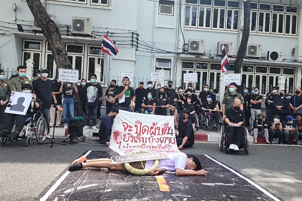 Campaigners against drunk driving hold a rally against a Bhumjaithai Party-pushed plan to allow nightspots in some areas to stay open until 4am, outside Government House on Friday. (Photo: Network for the Quality of Life Facebook account)