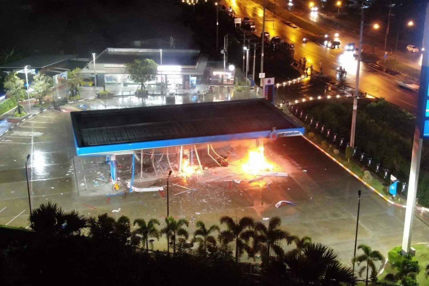 The PTT petrol station in Pattani's Muang district catches fire following a bomb attack on Tuesday night. (Photo: Abdullah Benjakat)