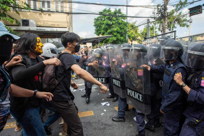 Police fire rubber bullets at protesters - Vimarsana News