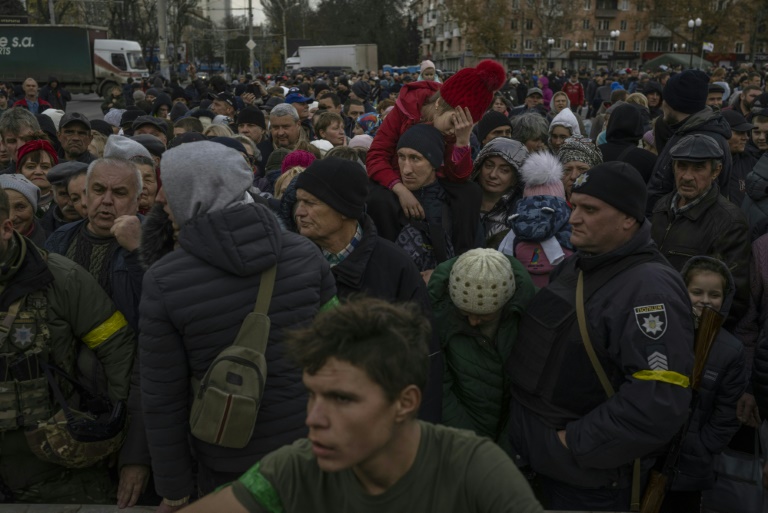 Local residents await the distribution of aid supplies in central Kherson Local residents await the distribution of aid supplies in central Kherson