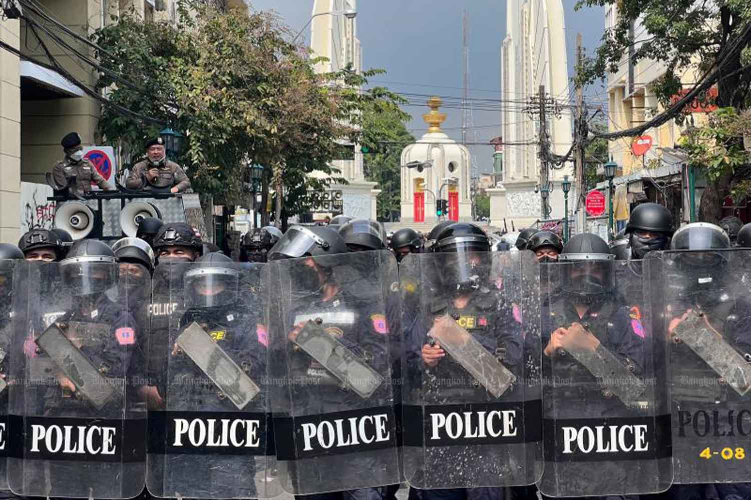 Riot police block Din So Road to prevent demonstrators from marching to the Apec summit venue on Nov 18. (Photo: Nutthawat Wicheanbut)