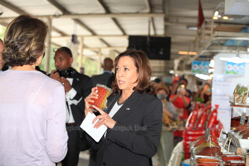 US Vice President Kamala Harris turned up at the Or Tor Kor market and bought several kinds of curry paste and a bunch of lemon grass to take back to the US on Nov 20, 2022. (Photo: Apichart Jinakul)