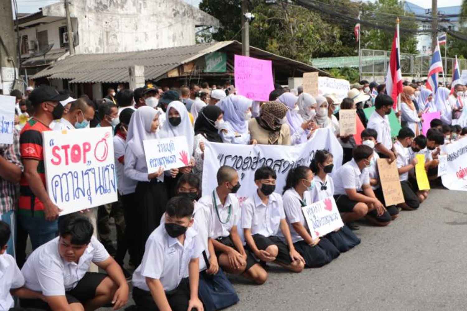 About 500 people, including students, rallied at the bombed police flats in Narathiwat town on Monday to declare their stand against all forms of violence. (Photo: Waedao Harai)