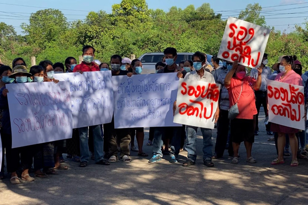 Residents of tambon Khok See and neighbouring areas in Muang district of Khon Kaen province gather at the office of the Khok See tambon administration organisation on Monday, demanding the second assistant to the TAO chief leave town immediately. (Photo: Chakkrapan Natanri)