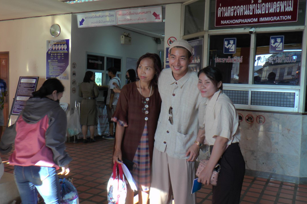 Singer Tono visits cash-strapped Lao hospital to discuss equipment needs