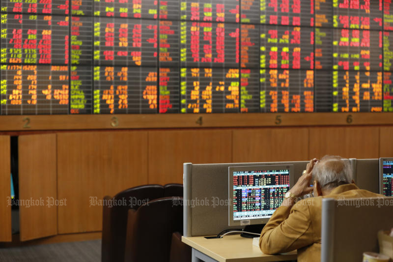 An investor monitors share price movements at Asia Plus Securities’ headquarters on Sathon Road, Bangkok. (Photo: Pornprom Satrabhaya)