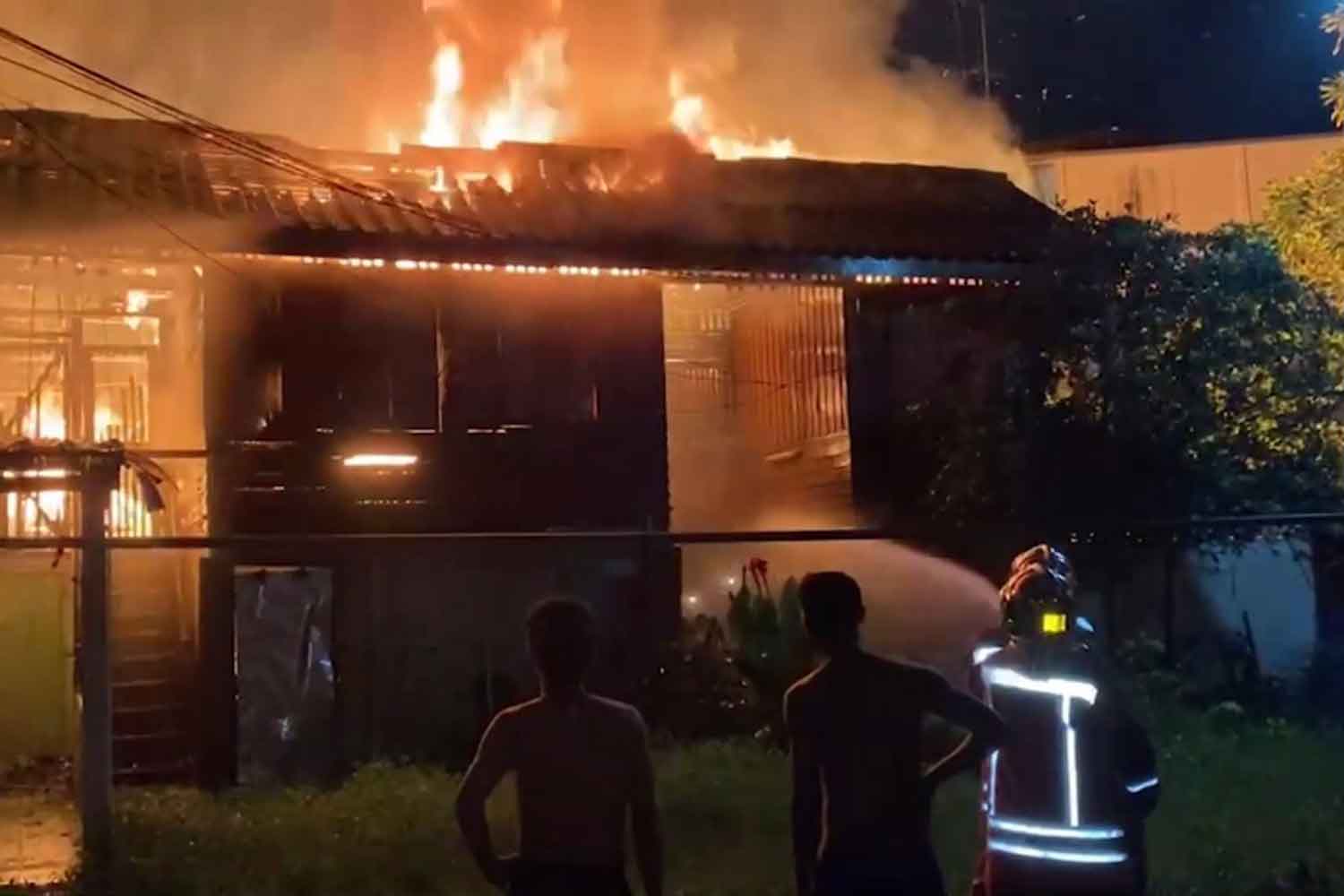 A row of 3-storey wooden houses for staff of Hat Yai railway station go up in flames  early on Wednesday. Nobody was hurt. (Photo: Assawin Pakkawan)