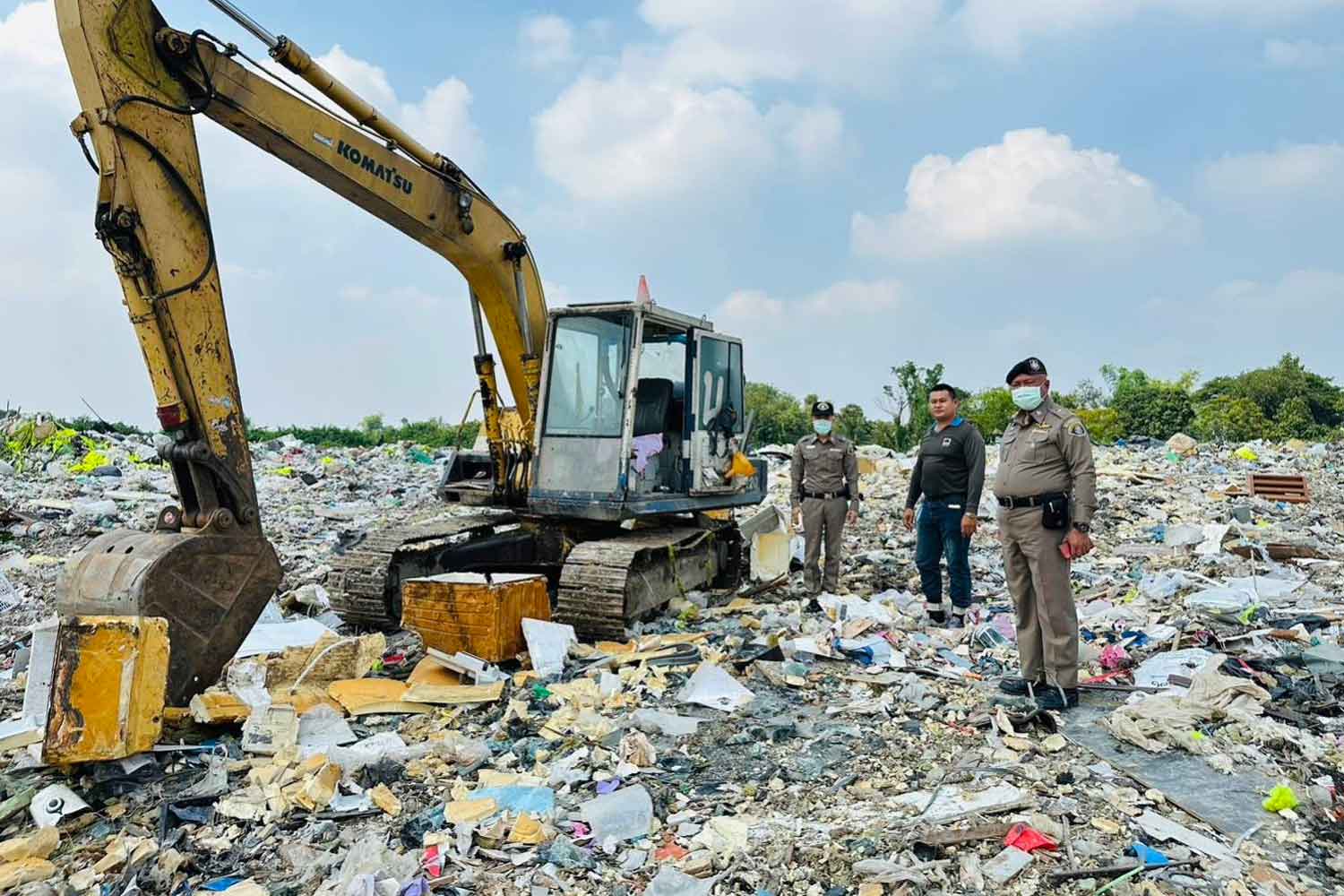 Environmental crime police at one of the 16 illegal dumps shut down in Bangkok on Wednesday. (Photo: police)