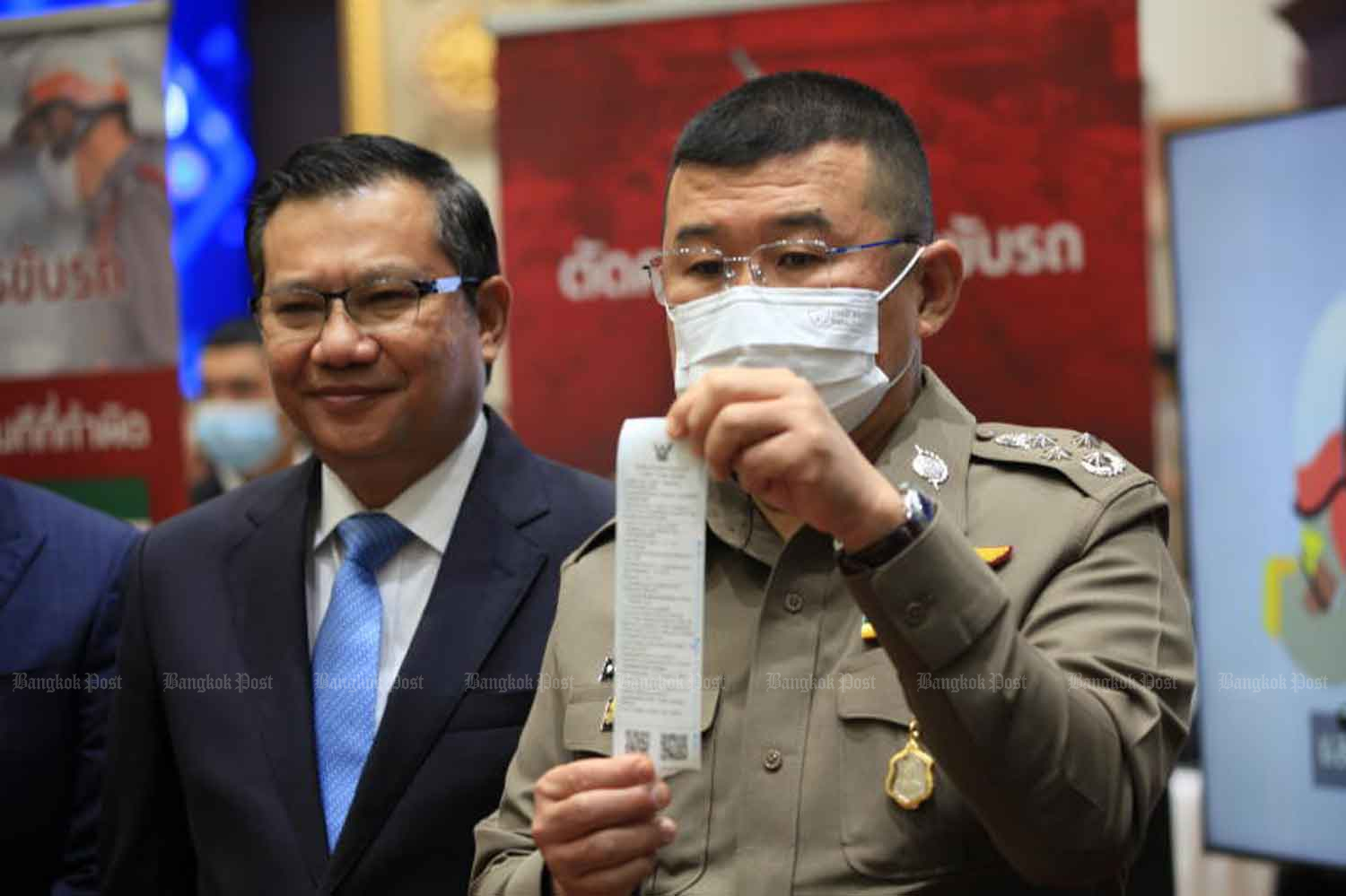 National police chief Damrongsak Kittiprapas, right, and Chirute Visalachitra, director-general of the Land Transport Department, explain the points deduction system that will take effect for traffic violators starting from Jan 9, 2023, at Royal Thai Police headquarters on Thursday. (Photo: Apichart Jinakul)