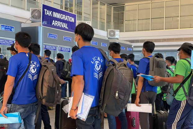 Myanmar workers submit visa applications at the Tak Immigration Office in Mae Sot district so they can enter Thailand. (Photo: Penchan Charoensuthipan)