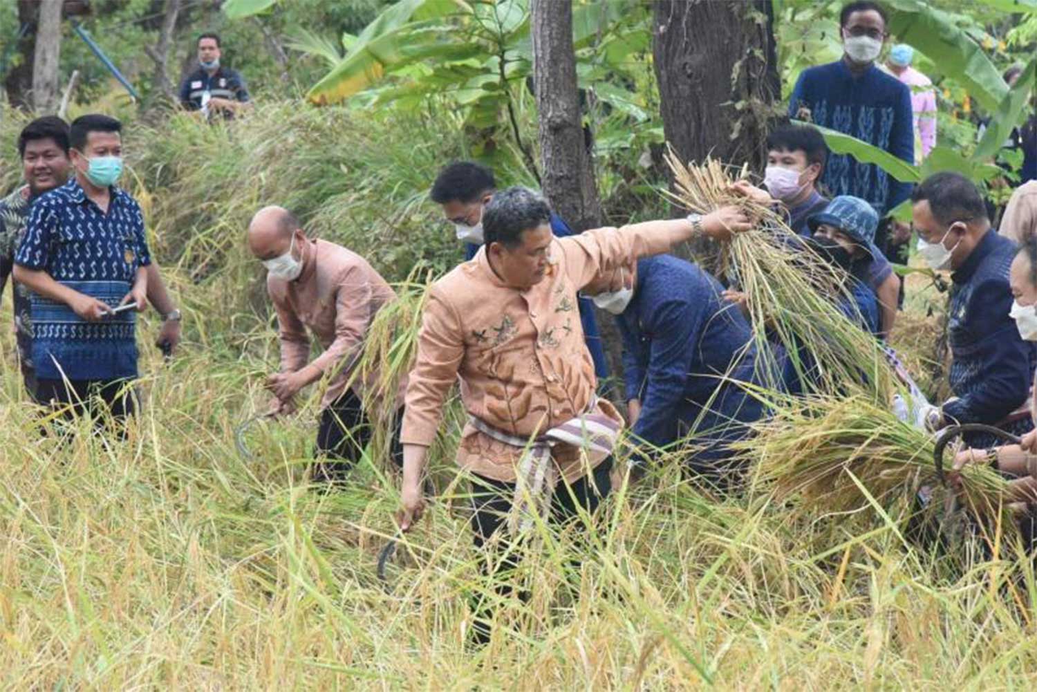 Suttipong Juljarern, interior permanent secretary, centre, and officials at Ban Phran Bun in Ubon Ratchathani’s Muang district on Nov 20. (Photo: Office of the Permanent Secretary for Interior Ministry)