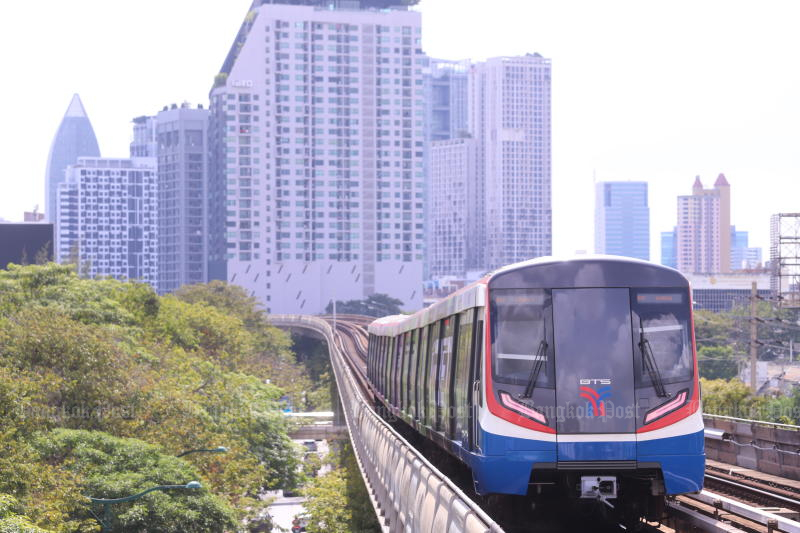 A BTS train leaves Mo Chit station on Nov 15. (Photo: Pormprom Satrabhaya)