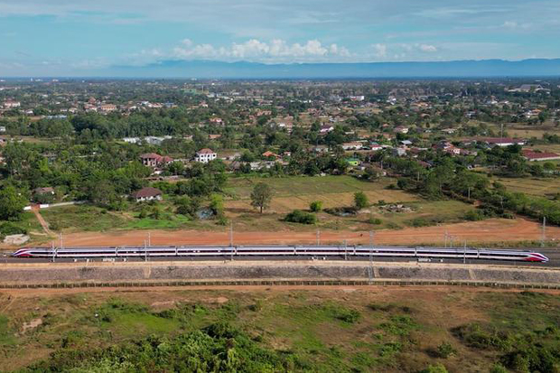 A Lane Xang train running on the China-Laos Railway in the suburb of Vientiane on Nov 25, 2022. (Xinhua photo)