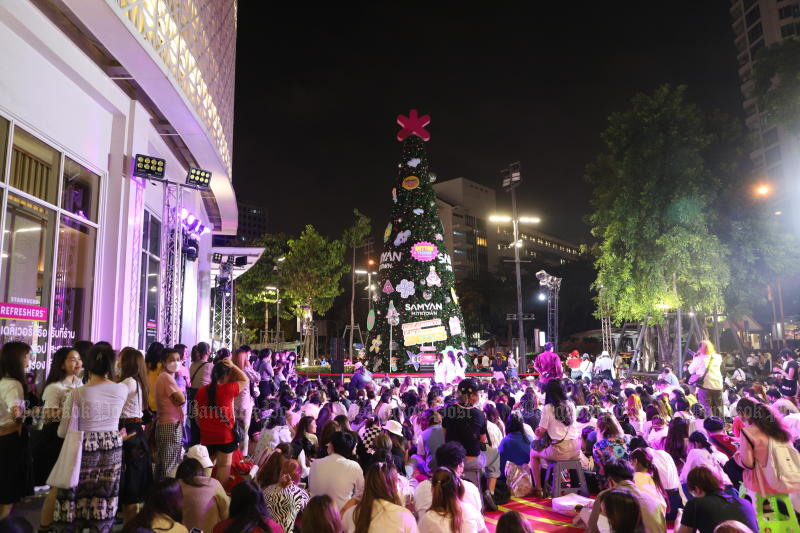 People gather in front of a Christmas tree at Samyan Mitrtown in Bangkok. (Photo: Pattarapong Chatpattarasill)