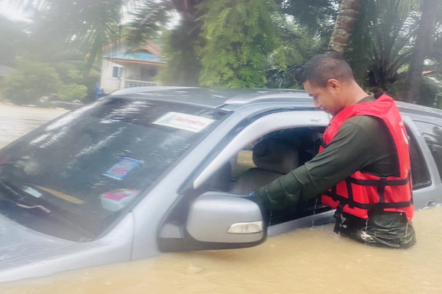 A soldier prepares to haul an SUV to higher ground after a flash flood put tambon Thung Sai in Sichon district of Nakhon Si Thammarat under water on Sunday. (Photo: Nujaree Rakrun)