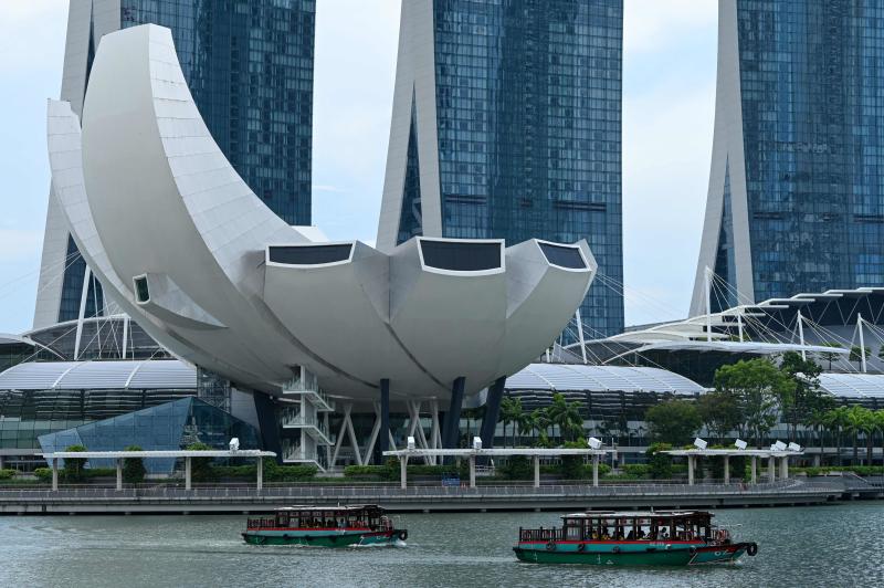 Tour boats make their way past Marina Bay Sands’ ArtScience museum along Marina Bay in Singapore on Thursday. (AFP photo)