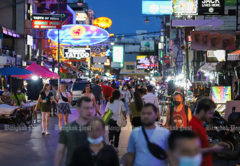 Khao San Road in Bangkok is one of the locations where nightspots will be permitted to operate until 4am if a proposal intended to boost tourist spending is approved by the cabinet on Tuesday. (Photo: Pattarapong Chatpattarasill)