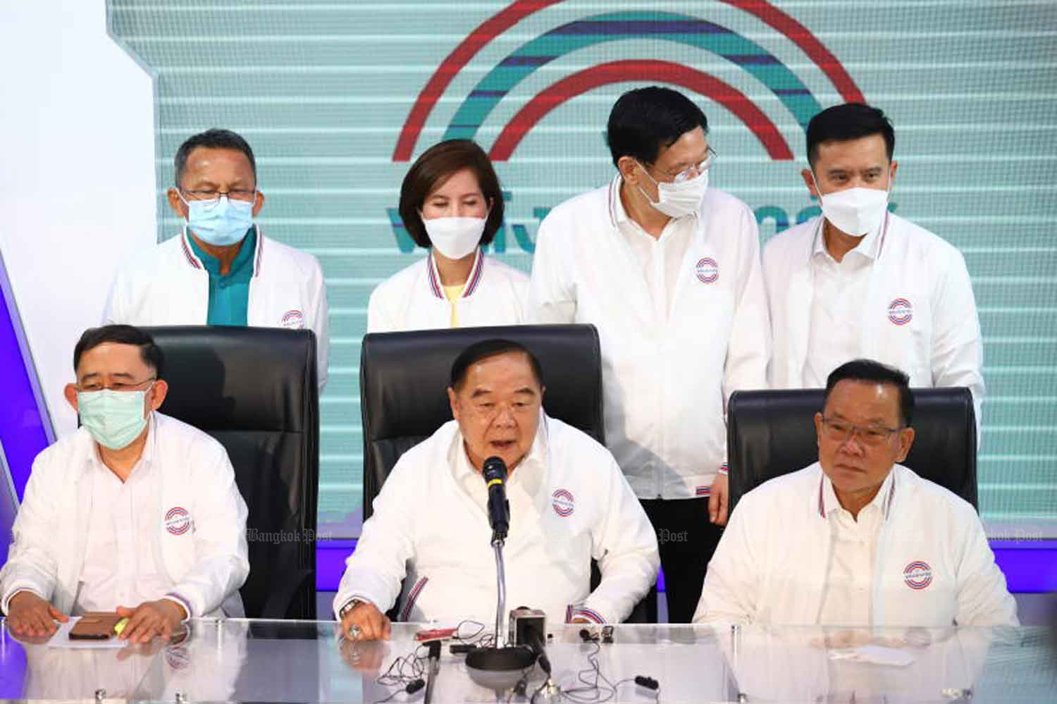 Gen Prawit Wongsuwon, seated centre, holds a press conference at the Palang Pracharath Party headquarters to introduce new PPRP member Mingkwan Sangsuwan, seated left, on Tuesday. (Photo: Nutthawat Wicheanbut)