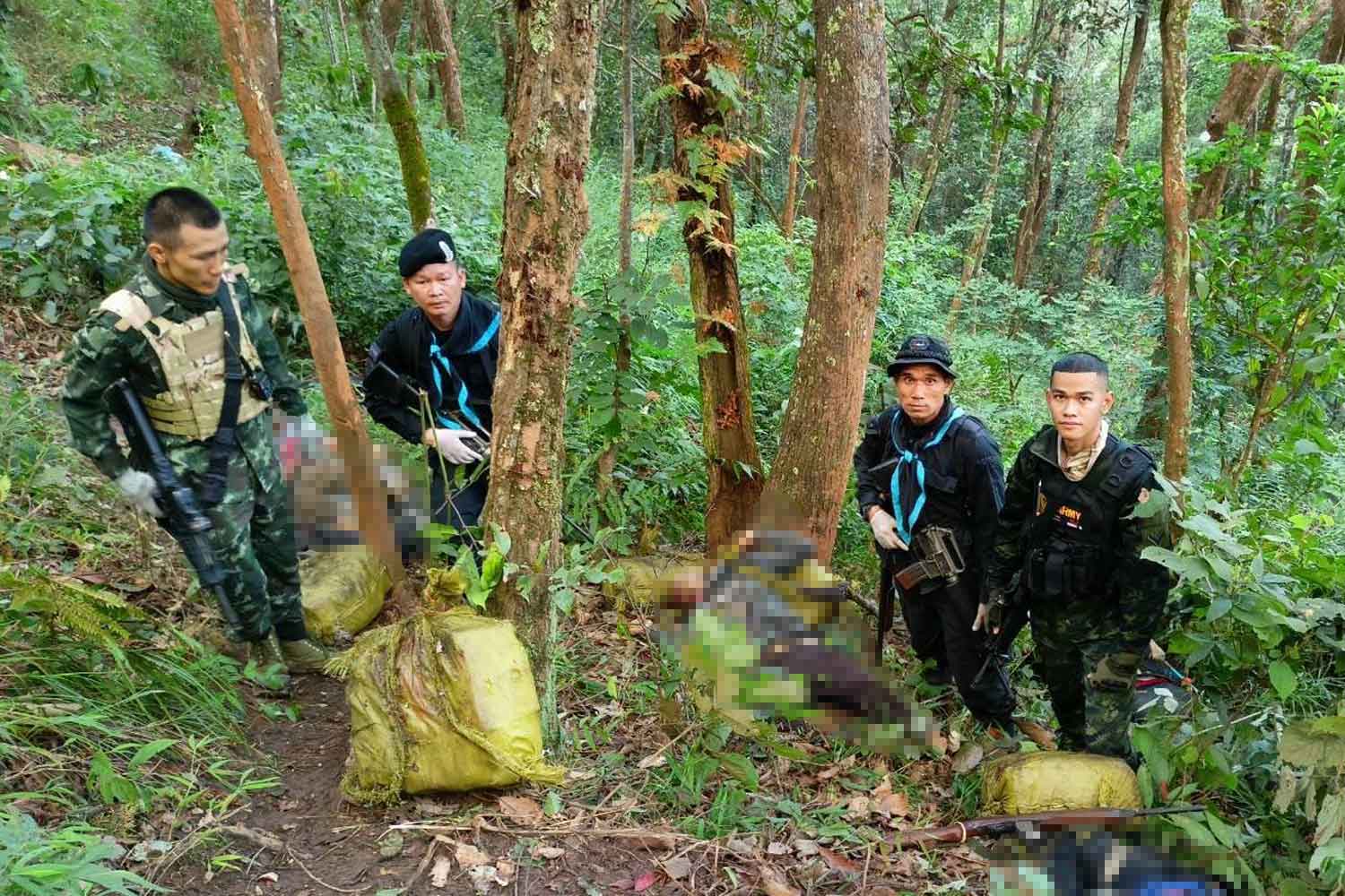 Soldiers and paramilitary rangers at the scene of their gunfight with drug smugglers in Fang district, Chiang Mai, on Thursday morning. (Photo supplied)