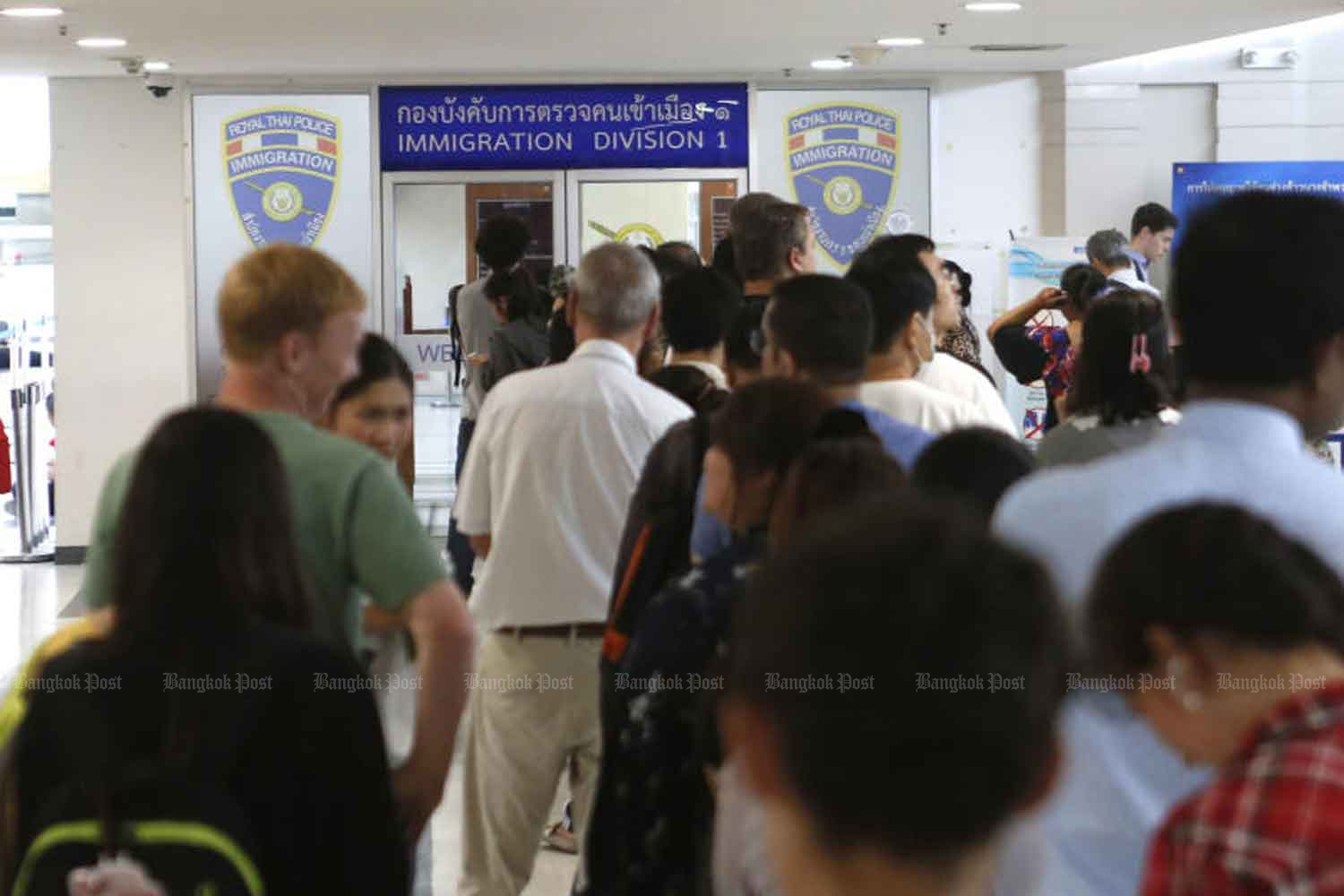 Foreigners queue to have their visas extended at Immigration Division 1 in Bangkok. (File photo)