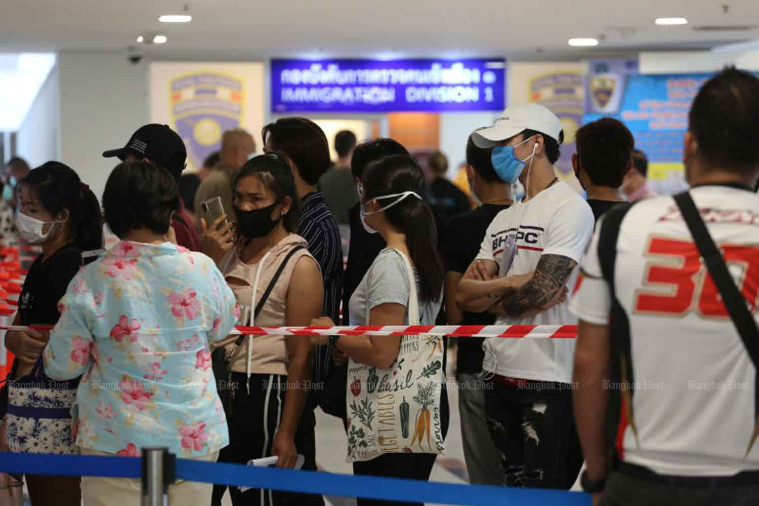 Foreigners wait for their visa process at the Immigration Division 1 in Laksi district, Bangkok. (File photo)