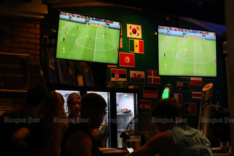 Diners watch a Word Cup match at a restaurant on Khao San Road, Bangkok, on Nov 29, 2022. (Photo: Nutthawat Wicheanbut)