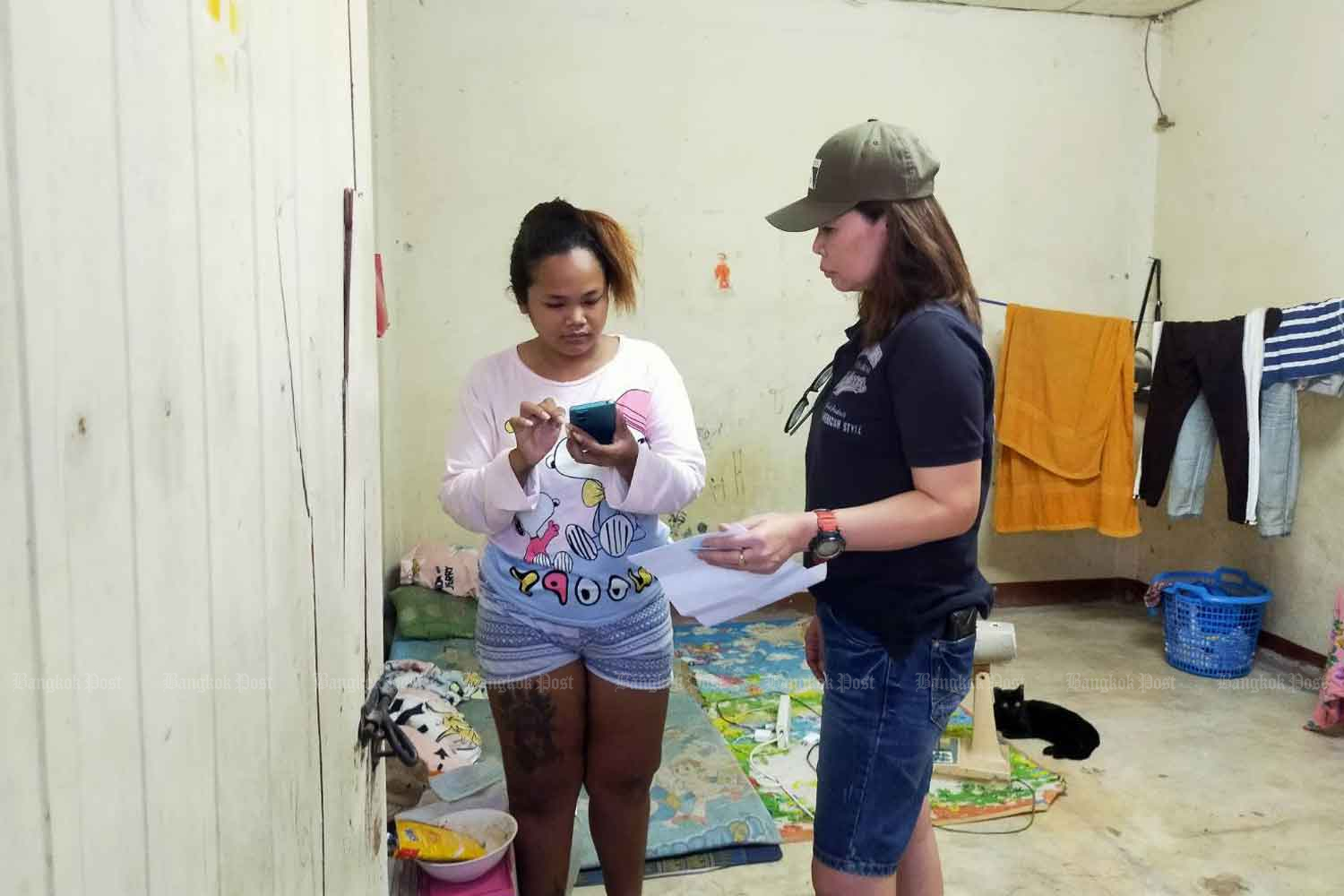 Pol Maj Kanjira Norasan, right, arrests Natthaya Khomaram, a woman who allegedly stole her identity to commit fraud, on Sunday. (Photo: police)