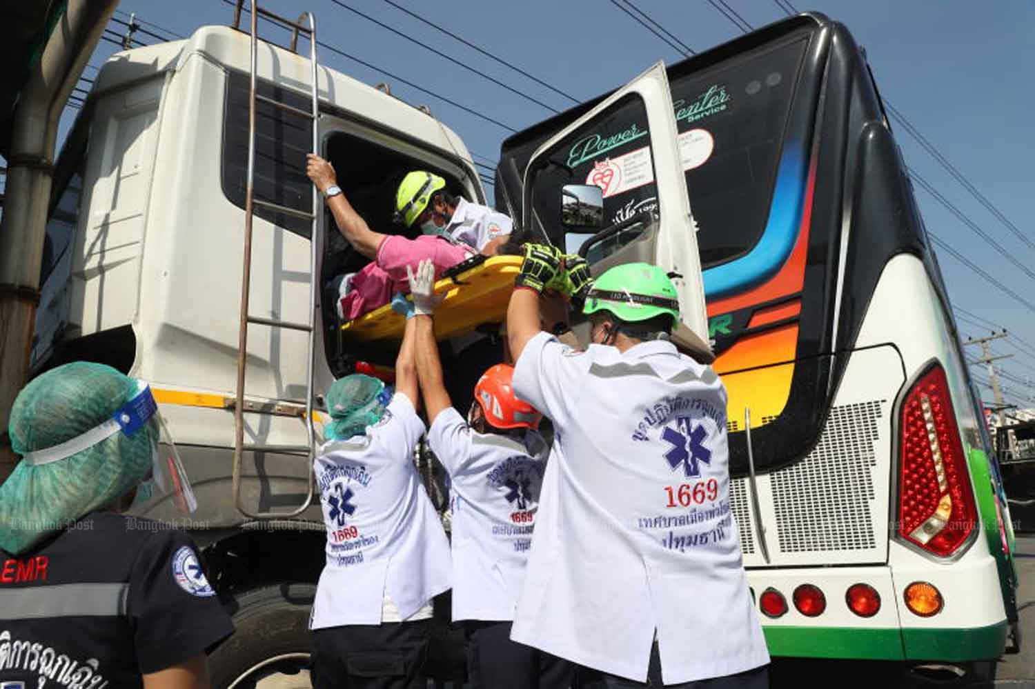 Paramedics perform a drill to remove an injured person from a truck after a staged accident in Klong Luang district of Pathum Thani on Wednesday. The drill, conducted by police with Tha Kloang municipality, is part of an emergency response exercise ahead of the busy New Year period. (Photo: Pattarapong Chatpattarasill)