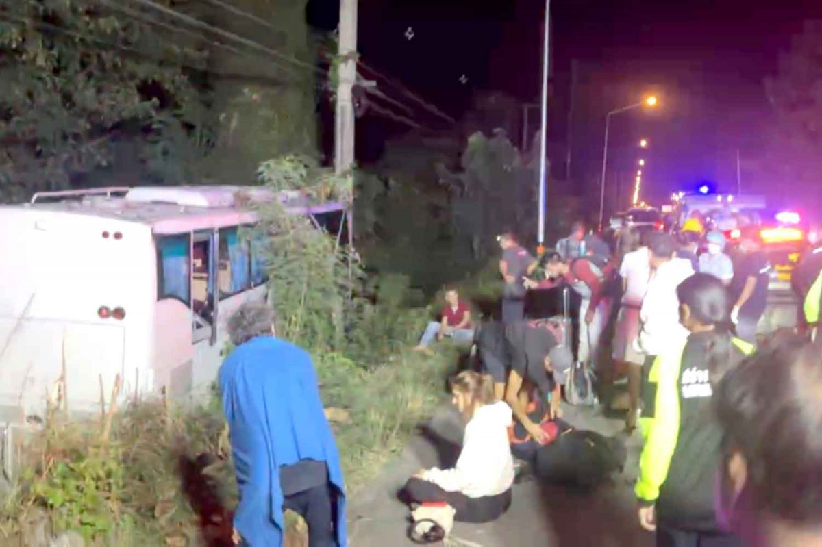 Bangkok Post - 11 foreign passengers hurt in bus accident