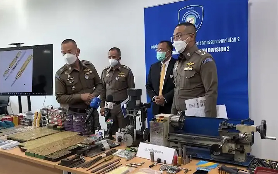 The Cyber Crime Investigation Bureau (CCIB) holds a press conference on Wednesday after police arrested four men on charges of selling homemade guns to vocational students. (Photo: Mcot)