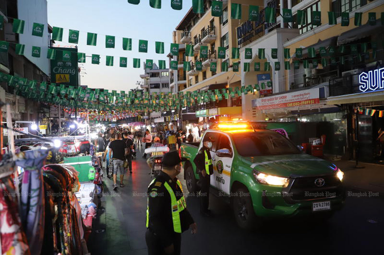 Bangkok Metropolitan Administration thetsakit officials patrol on Khao San Road in Phra Nakhon district of Bangkok on Dec 15. (File photo: Wichan Charoenkiatpakul)