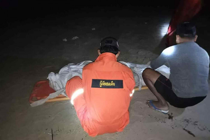 Body wearing navy shirt washed ashore in Songkhla - Vimarsana News