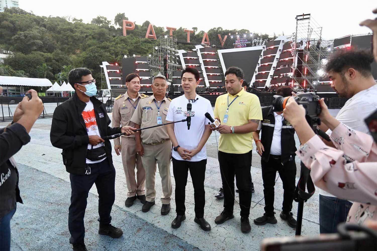 Pattaya mayor Poramet Ngampichet tells reporters at Bali Hai pier the New Year Countdown fireworks display will go ahead on the night of Dec 31. (Photo: PRPattaya Facebook)