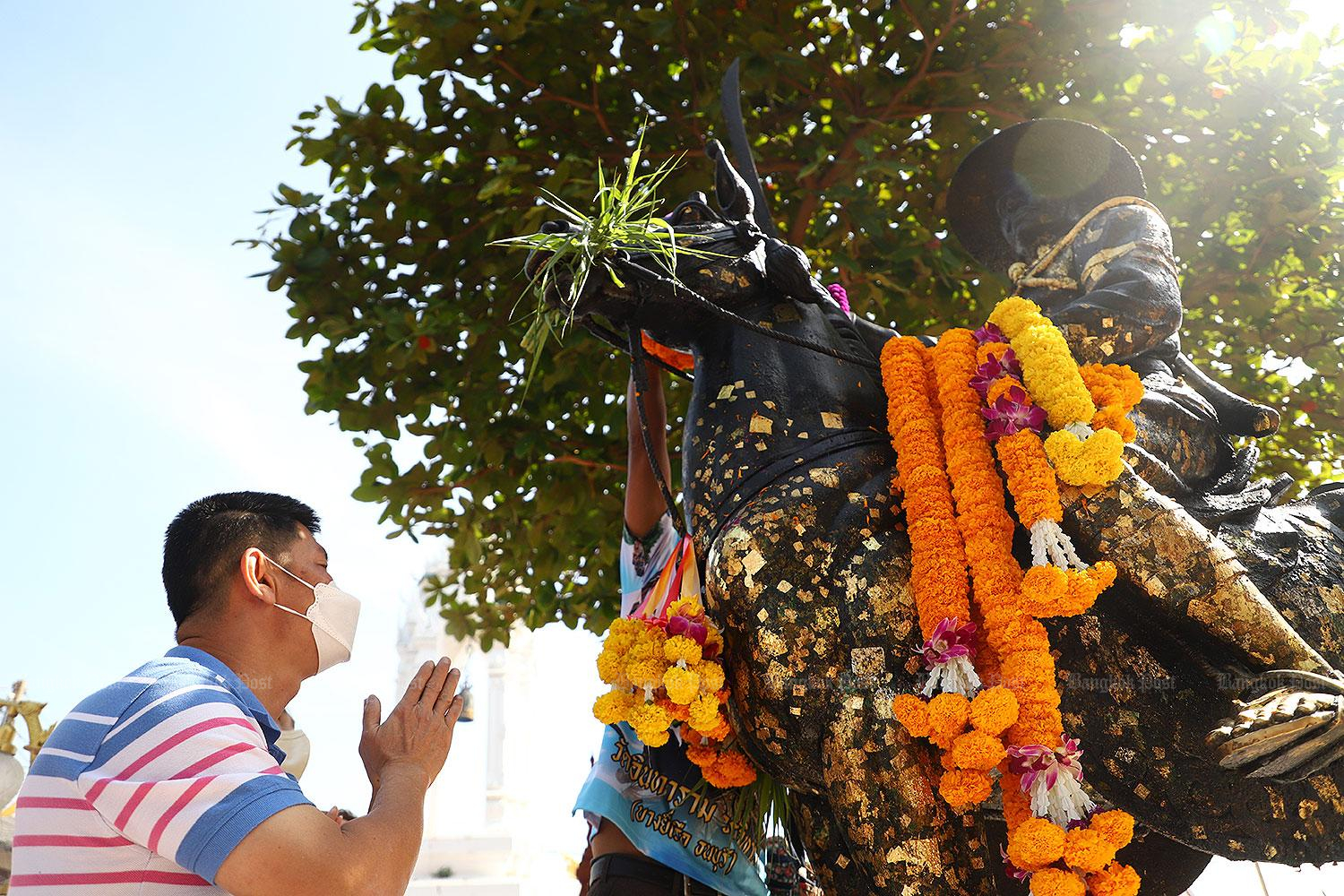 Venerating a monarch 