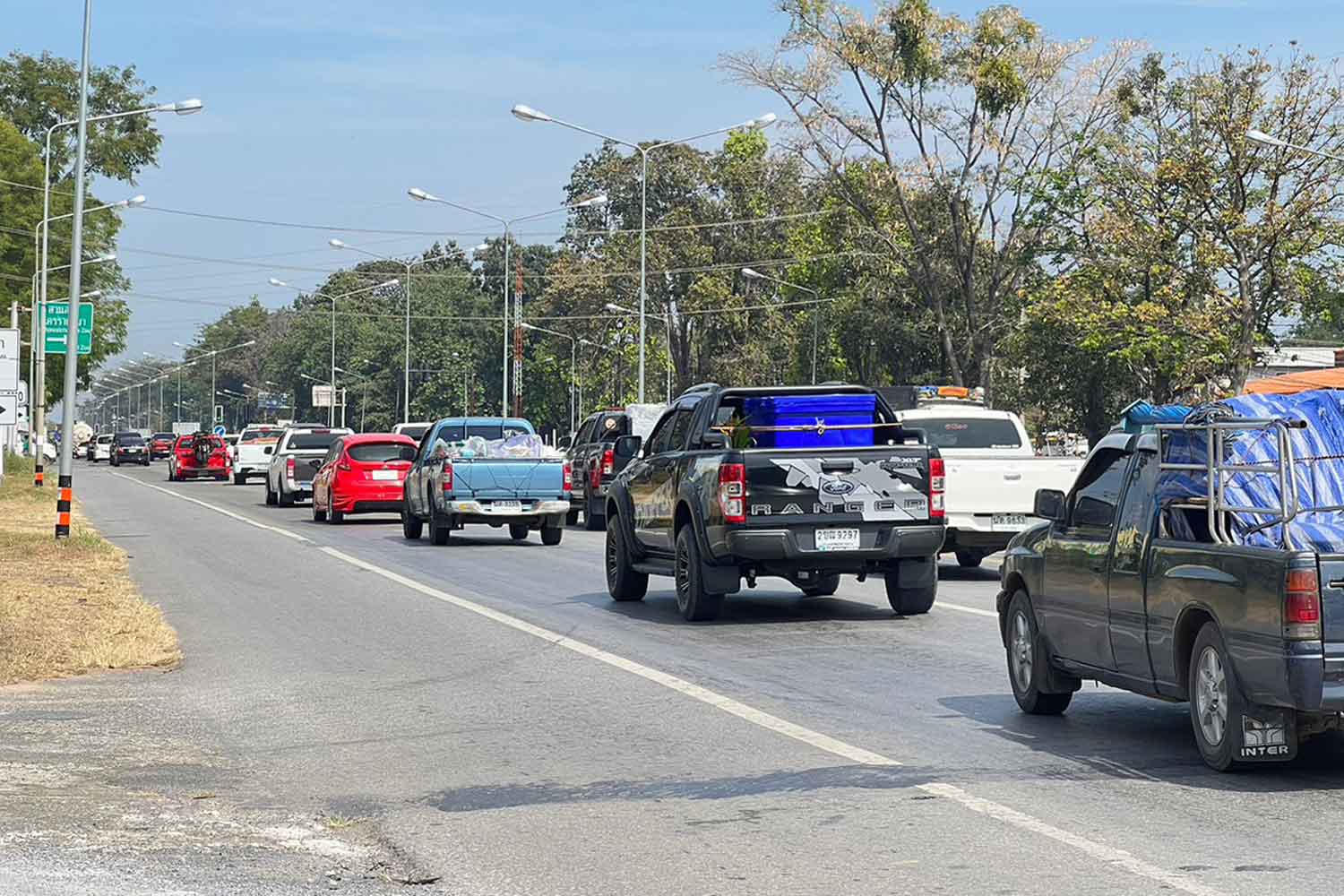 Northeast-bound traffic builds up on Highway 2 in Nakhon Ratchasima province, the gateway to Isan, on Wednesday. (Photo: Prasit Tangprasert)