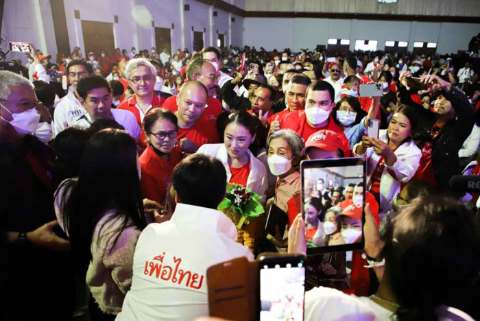Pheu Thai rolls out poll billboard ahead of New Year - Vimarsana News