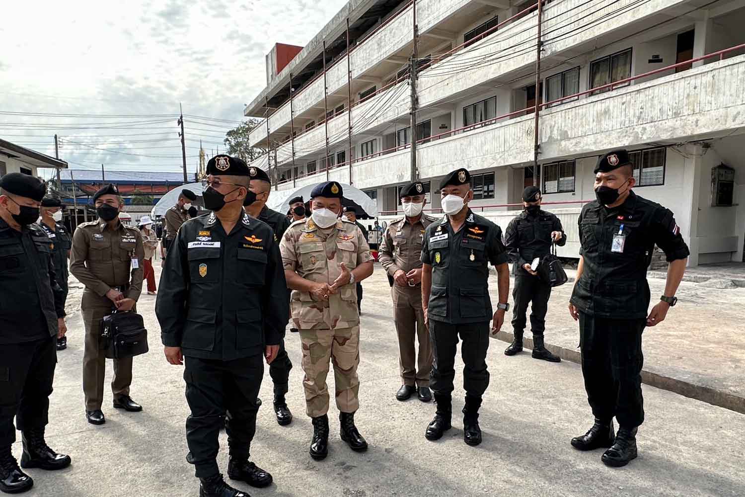 National police chief Pol Gen Damrongsak Kittiprapas, front, on Monday inspects the  police flats compound in Muang district of Narathiwat that was car-bombed on Nov 22, 2022. (Photo supplied)