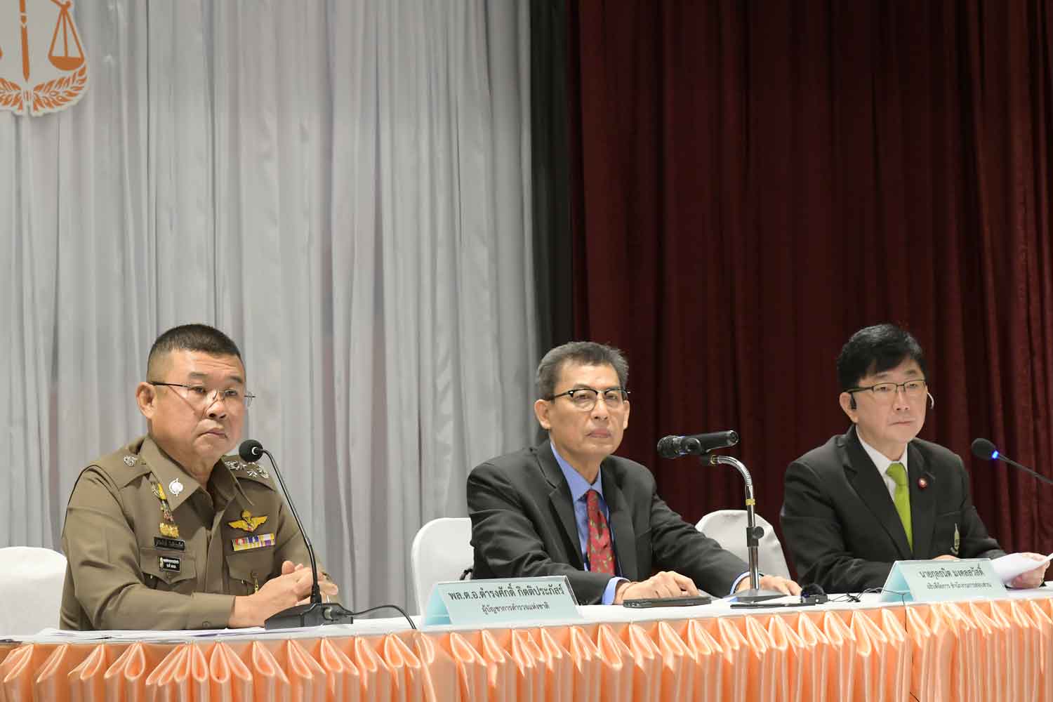 From left, national police chief Pol Gen Damrongsak Kittiprapas, Kulthanit Mongkolsawat, chief of the Investigation Office of the Office of the Attorney-General, and OAG deputy spokesman Kosonlawat Inthuchanyong at Wednesday's press conference on the Chinese triad case. (Photo supplied)