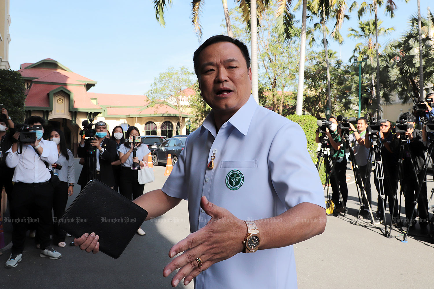 Ready for influx: Deputy Prime Minister and Public Health Minister Anutin Charnvirakul at Government House yesterday before meeting state authorities via video over preparations to welcome Chinese tourists who will visit Thailand from Sunday onwards. (Photo: Chanat Katanyu)